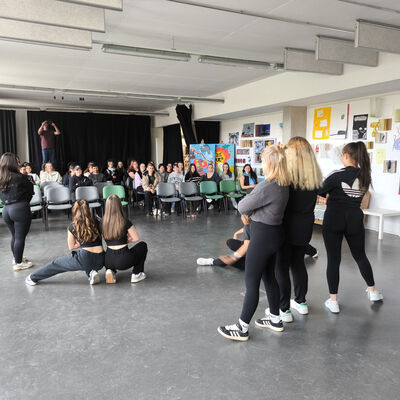 Bild vergrößern: 2025-05 BBS Wema Prsentation Tanz (22)