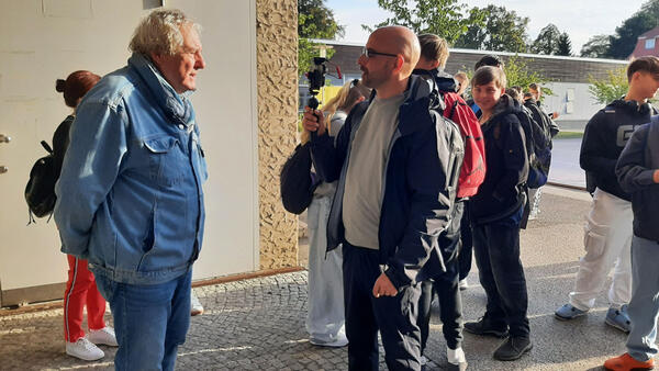 Bild vergrößern: Bild von der Exkursion der Albert-Schweitzer-Gesamtschule mit Jean Back